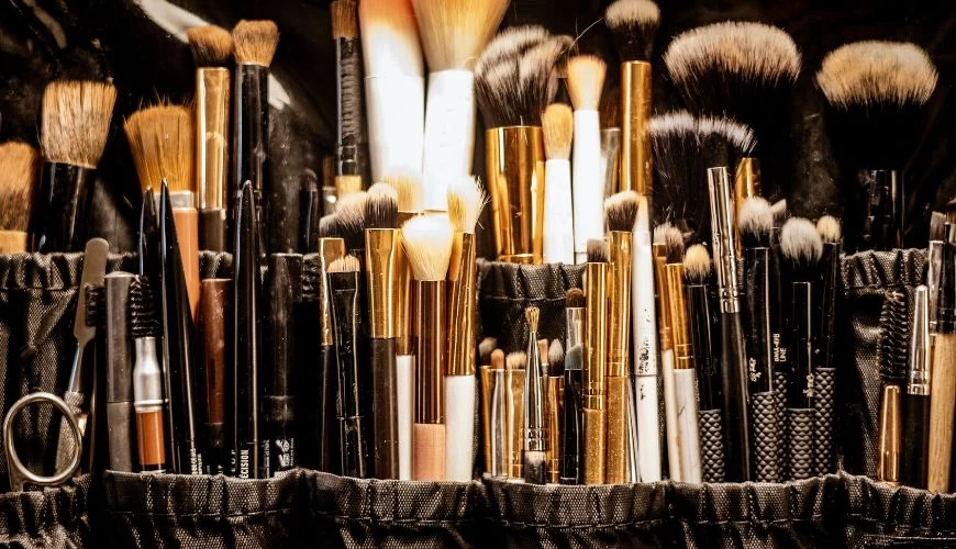 How Do Makeup Artists Clean Their Brushes Between Clients