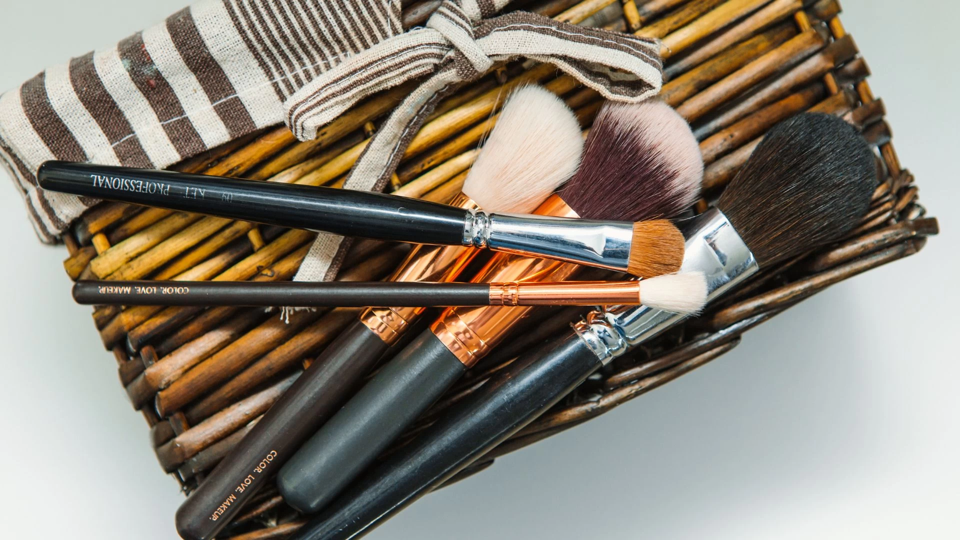 Types of makeup brushes