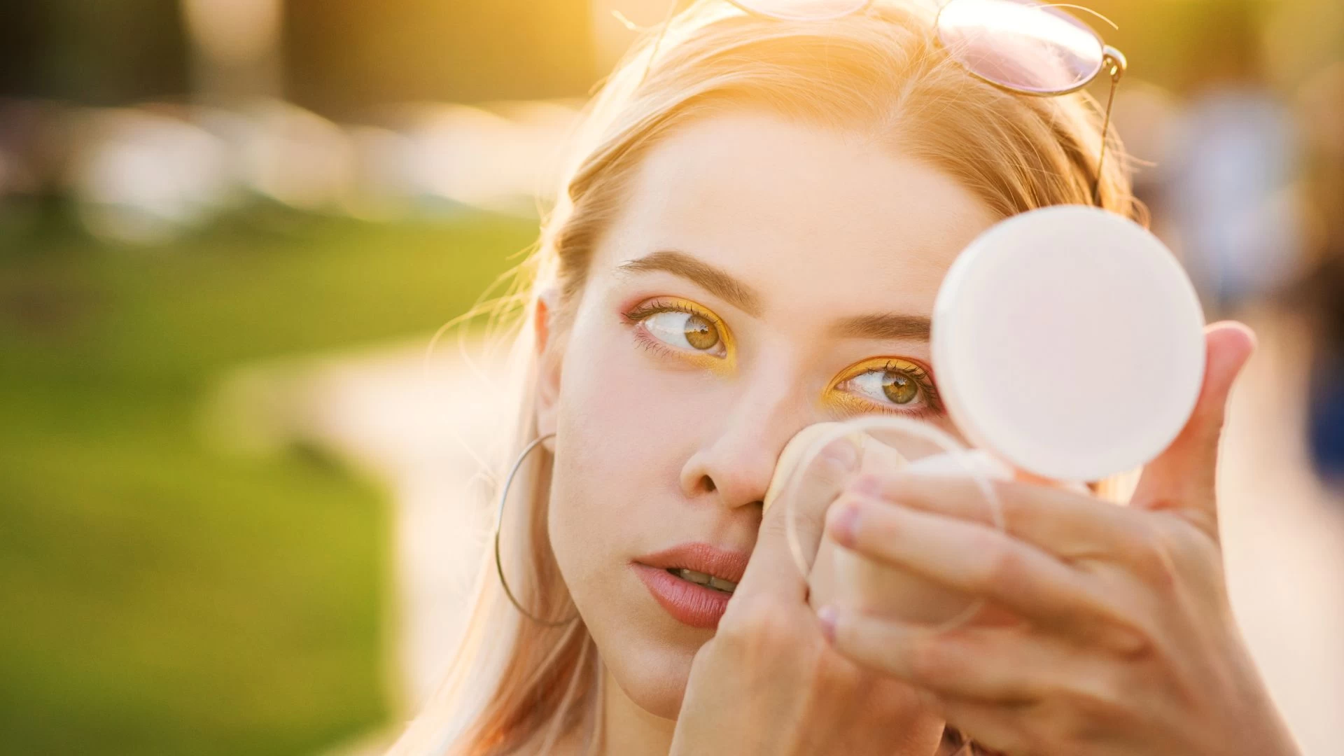 How to Reapply Sunscreen Over Makeup